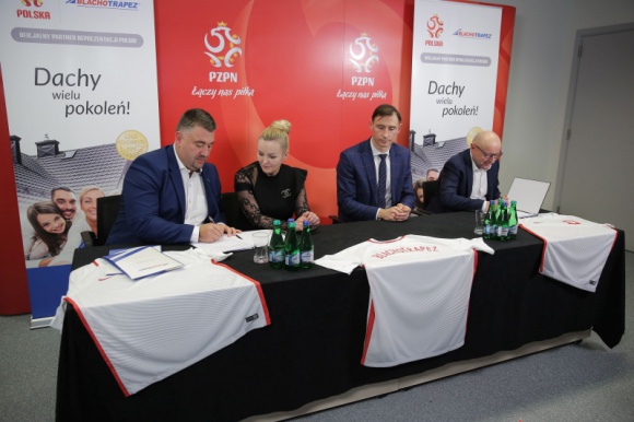 Blachotrapez Oficjalnym Partnerem Piłkarskiej Reprezentacji Polski BIZNES, Firma - 15 lutego 2017 roku firma Blachotrapez uzyskała tytuł „Oficjalnego Partnera Reprezentacji Polski”. Umowa została podpisana w siedzibie Polskiego Związku Piłki Nożnej i będzie obowiązywała do 31 lipca 2018 roku.