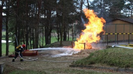 Pożar LNG. Akcja ratownicza pod kontrolą specjalistów BIZNES, Firma - Wyciek skroplonego LNG, pożar i akcja ratownicza – z takim zagrożeniem musieli zmierzyć się strażacy podczas praktycznego szkolenia, zorganizowanego przez Straż Pożarną i białostocki Barter SA.