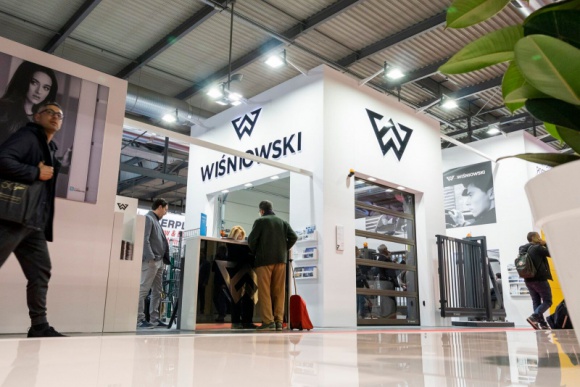 WIŚNIOWSKI na targach MADE expo w Mediolanie. Stolica mody = stolica innowacji BIZNES, Firma - Branża budowlana we Włoszech odpowiada za 9 procent PKB, podobnie wygląda to w innych krajach Unii Europejskiej. Mowa tu więc o olbrzymich kwotach, które są niezwykle ważną częścią krajowych inwestycji – wspomagających rozwój rynku, wzrost gospodarczy i zamożność mieszkańców.